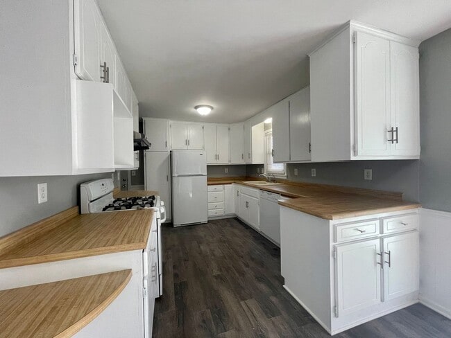 Building Photo - 505 W 70th St