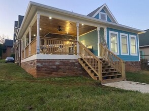 Building Photo - 5BR/3BA Unit in Fort Sanders Duplex | Walk...