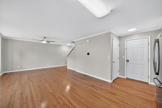 Building Photo - Charming 3-bedroom, 2-bath townhouse