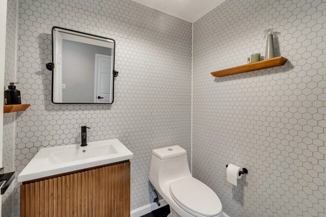 Building Photo - 15 Legend Hills Dr