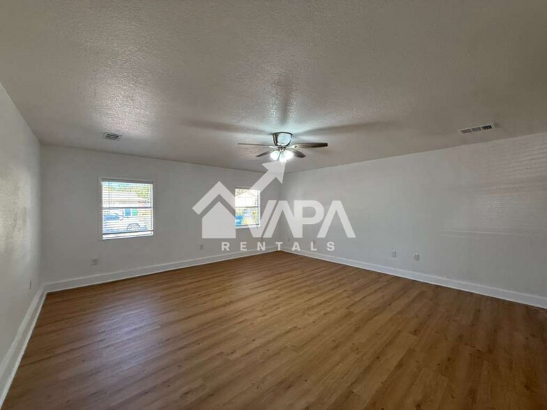 Building Photo - 1074 Honey Tree St