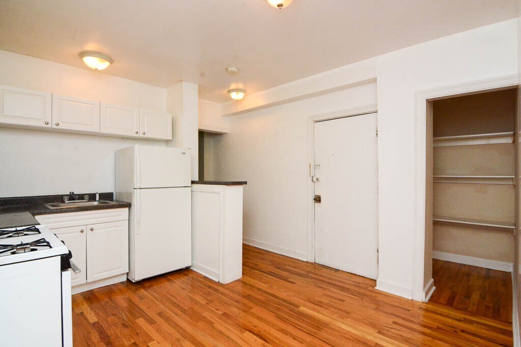 Building Photo - 1352 N Dearborn St