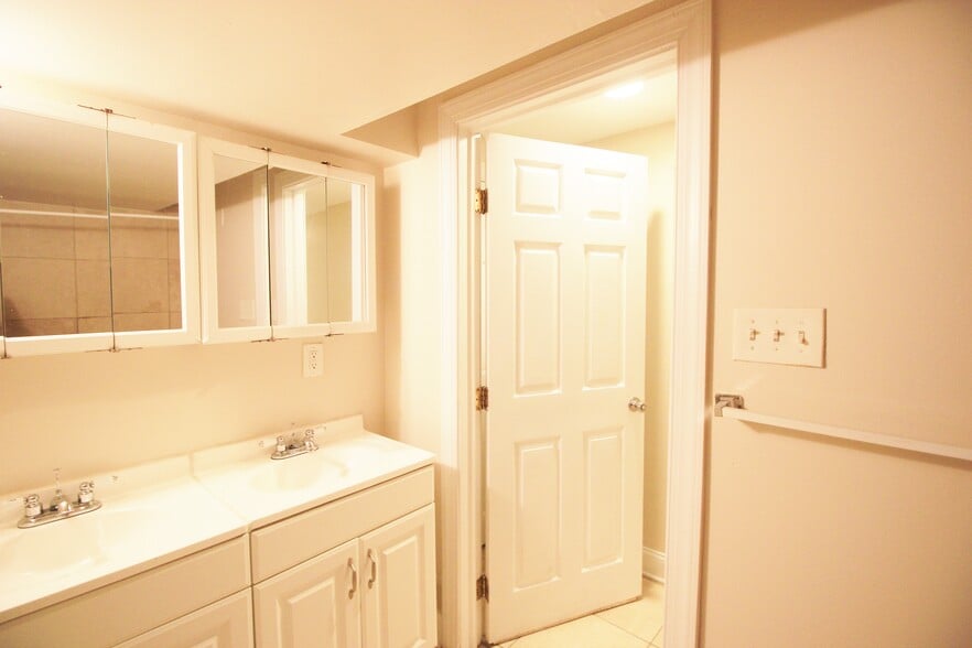 Building Photo - 1616 Fontain St