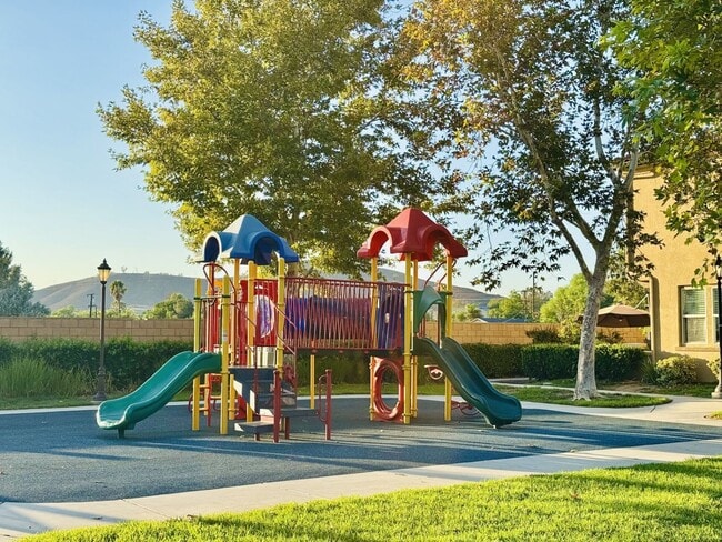 Building Photo - Lovely Townhouse Located in Lake Elsinore!