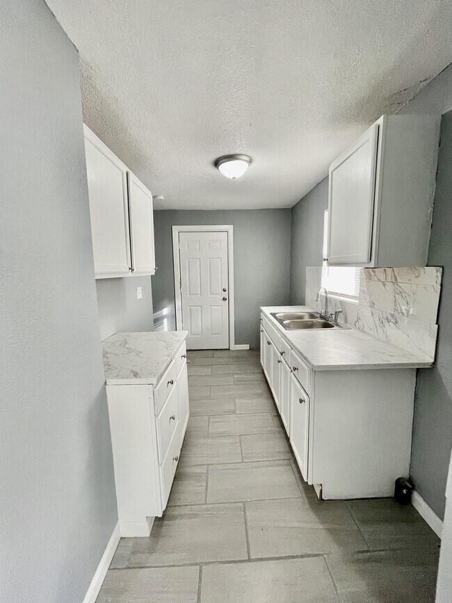 Building Photo - 2127 Park Ave