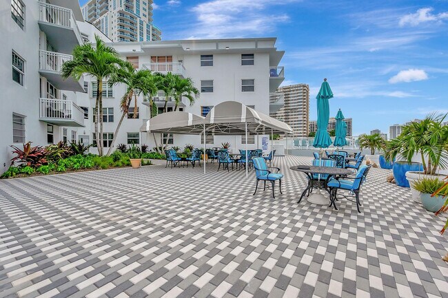 Building Photo - 1913 S Ocean Dr