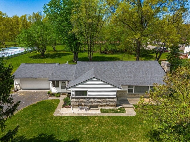 Building Photo - 711 Country Club Rd