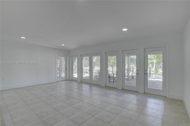 Building Photo - 616 SW 11th Ct