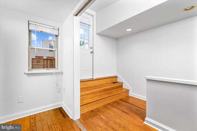 Building Photo - 2029 Bainbridge St