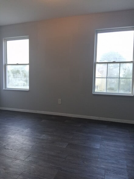 Building Photo - 133 W Warren Ave