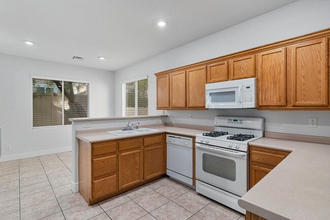 Building Photo - WONDERFUL 3 BEDROOM HOME AT END OF CUL-DE-...