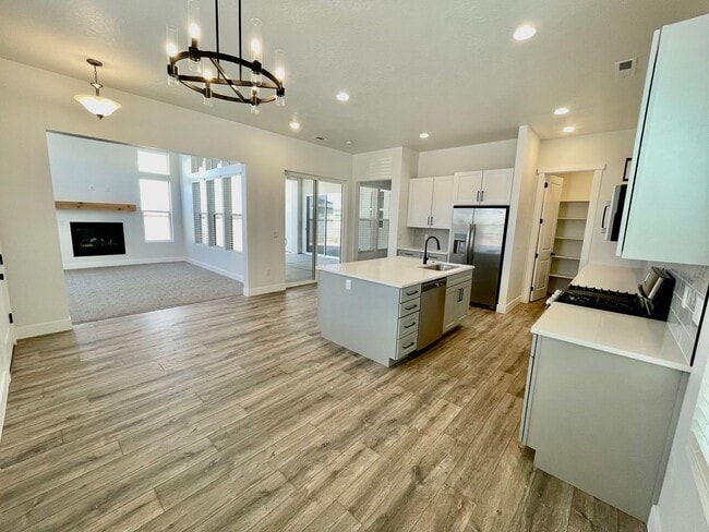 Building Photo - Like New! Three Bedroom Home in Desert Color