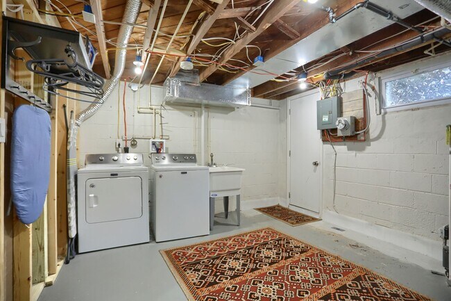 Building Photo - 1207 Anglesea St