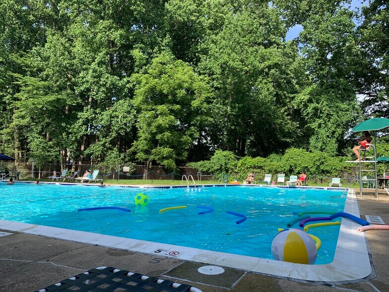 Large pool with kiddie pool - 4949 Americana Dr