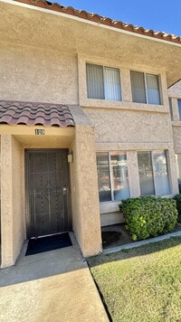 Building Photo - 2 Bedrooms Townhome
Availble For Rent in I...