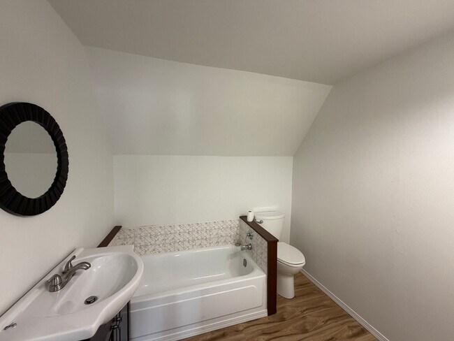 Building Photo - Clean, Updated Home with Large Yard in Klamath Falls