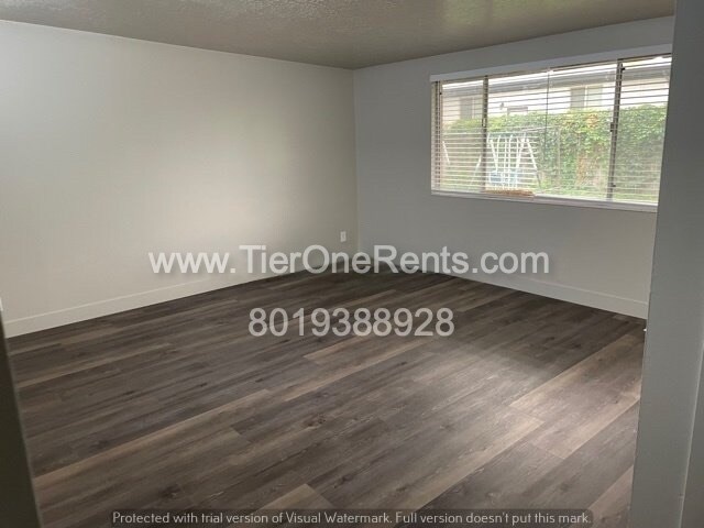 Building Photo - Charming 2 Bed Duplex with 900 Sq Ft in So...