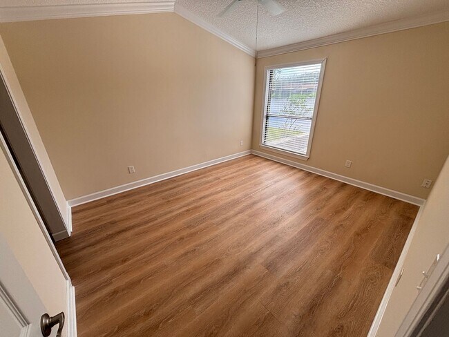 Building Photo - 2 Bed 2 Bath Luxury Waterfront Townhome with Screened Lanai & Garage!