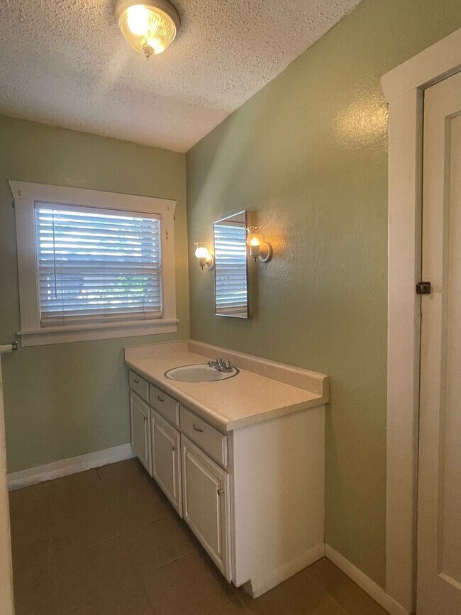 Building Photo - CHARMING 2 BED 1 BATH VICTORIAN HOME