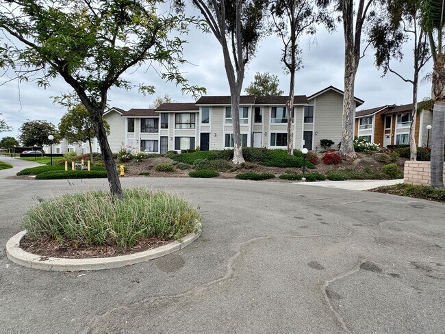 Building Photo - FOR RENT 2BD/1.5 BA/2 parkings/ Town House
