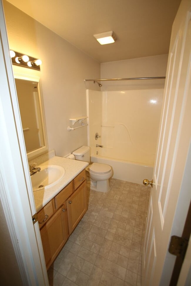Building Photo - 3 Bedroom Eagle River Townhouse!
