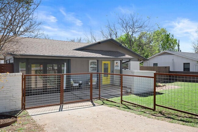Building Photo - 3203 S Oak Dr