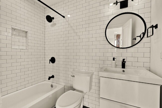 Building Photo - Penthouse 2BR/2.5BA with 3 Private Outdoor...