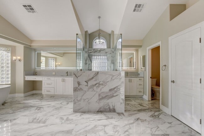 Building Photo - COMING SOON!! $1000 off 1st months Rent Guard-Gated Golf Course Living on the 14th Green!