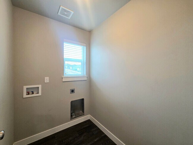 Building Photo - Newer Rambler in Mary Hill Estates!