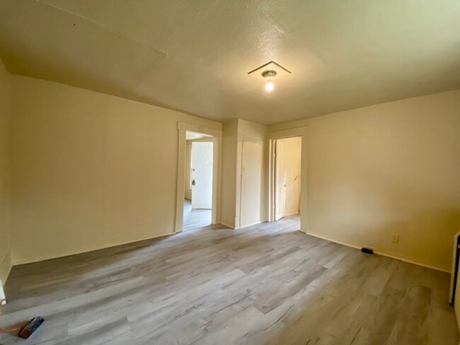 Building Photo - Remodeled 1 Bedroom 1 Bath House in Sunset...