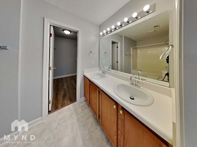 Building Photo - 3101 Tuckland Dr