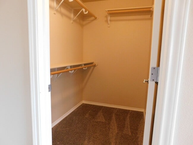 Building Photo - Spacious Duplex in Irish Walk