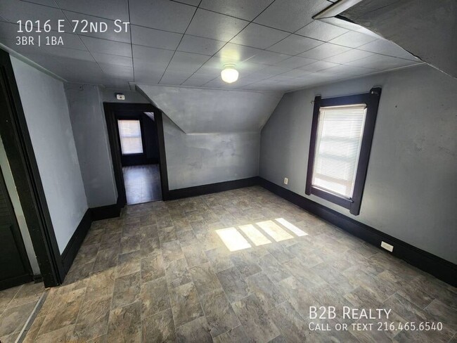 Building Photo - 1016 E 72nd St
