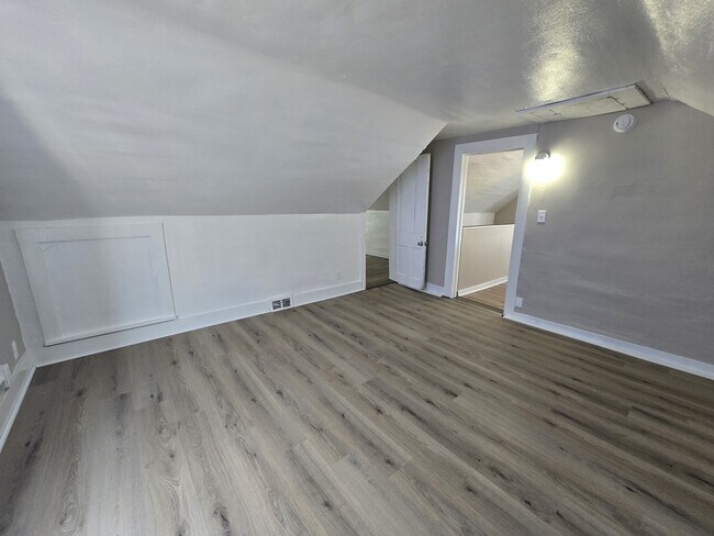 Building Photo - 740 W 11th St