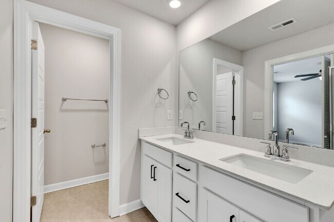 Building Photo - Two-story 3BR/2.5BA townhome in Foxcroft T...