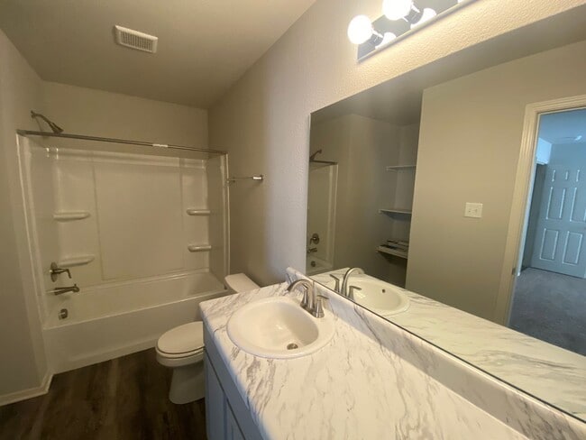 Building Photo - SUPER CLEAN 3bedroom/2bathroom home in Bro...