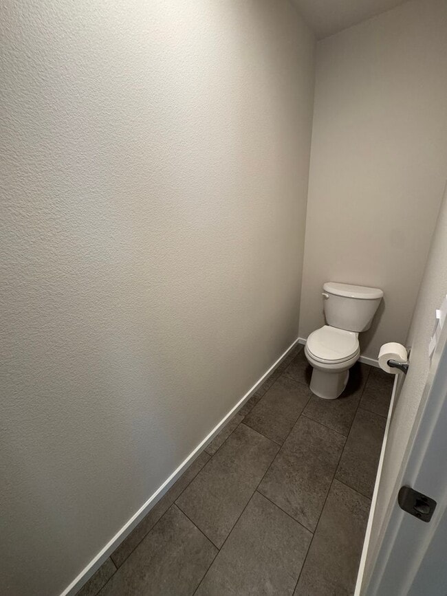 Building Photo - 5 bedroom House in Northeast Salem!