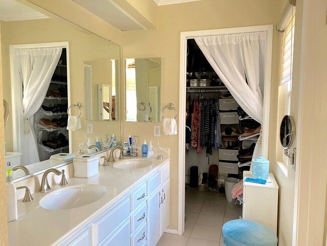 Building Photo - Beautiful End Unit Townhome in Fantastic A...