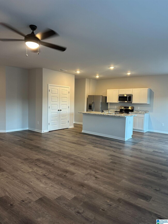 Building Photo - 184 Dogwood St