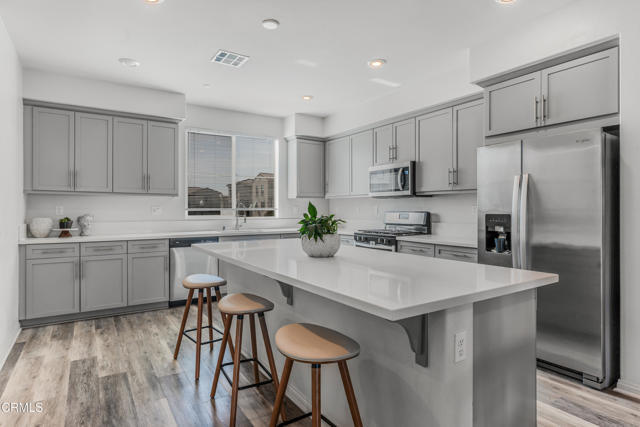 Building Photo - 354 Solares St