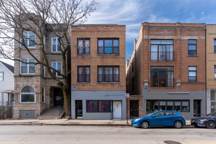Building Photo - 906 N Damen Ave