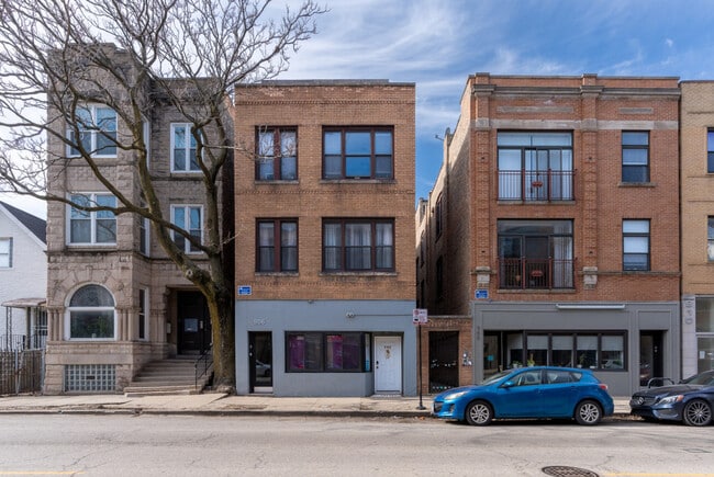 Building Photo - 906 N Damen Ave