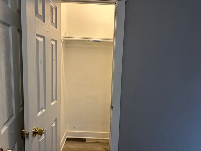 Building Photo - 4054 W Dickens Ave