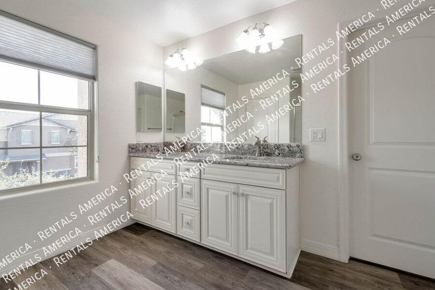 Building Photo - 1540 N Balboa