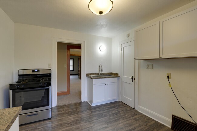 Building Photo - 707 Orange Ave E