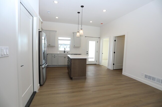 Building Photo - 4400 Kingston Heath Dr