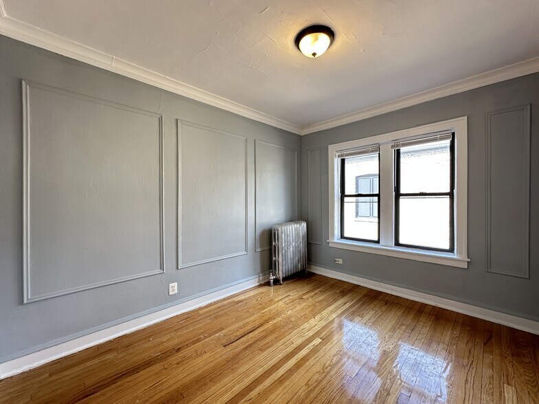 Building Photo - 1323 W Estes Ave