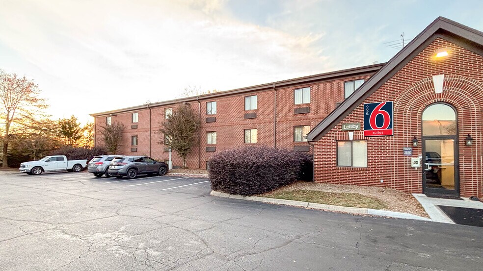 Building Photo - 530 Woods Lake Rd