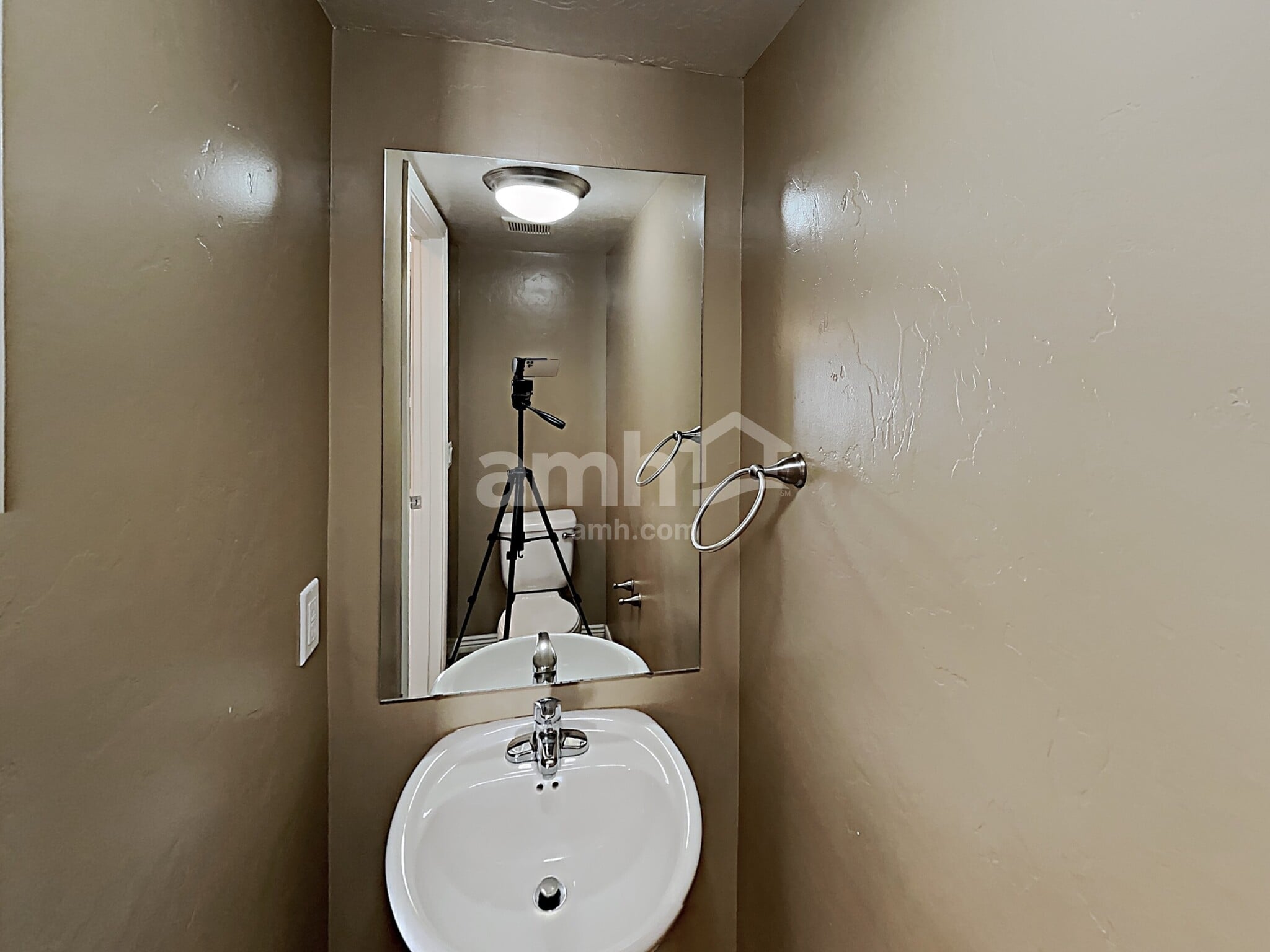 Building Photo - 1438 W 250 N