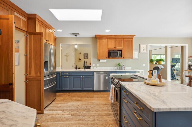 Building Photo - Everything included in rent price!! All ut...